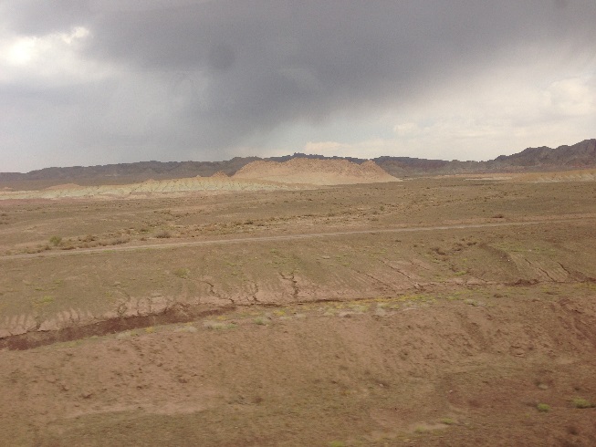 اگر صندلی خود را کنار پنچره انتخاب کنی، طبیعت بکر و زیبای اطراف را خواهی دید، من کتاب "صد سال تنهایی" گابریل گارسیا مارکز نویسنده شهیر را در ایستگاه راه آهن شاهرود خریدم که در این مسیر بخوانم ولی طبیعت اطراف چشم هایم را رها نکرد که در خطوط کتاب فرو روند